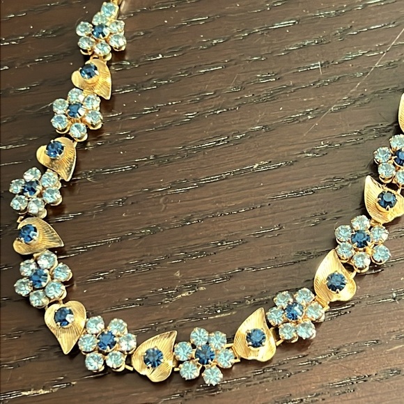 Stunning Vintage Floral Necklace W/Blue Crystal Embellished Flowers/ Goldtone - Picture 3 of 13